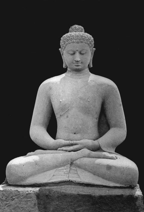 Statue du Bouddha en meditation illustrant les sept points de la posture de vairocana en moudra dhyana