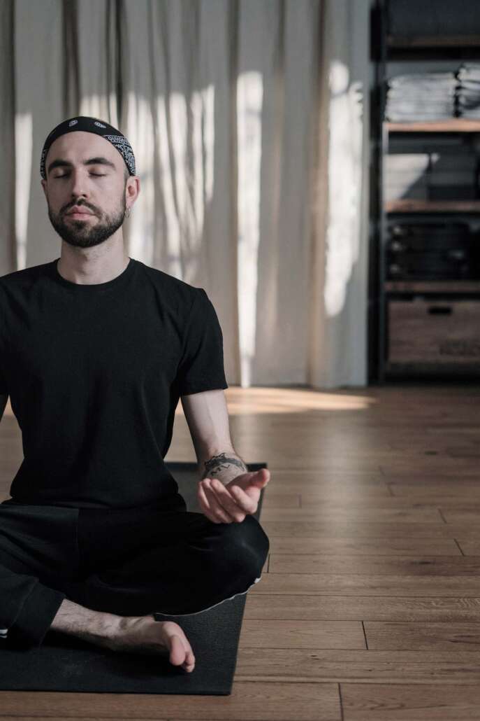 homme en méditation vipassana